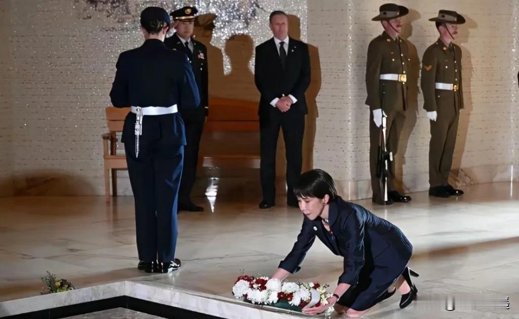 5月4日，高市早苗在澳大利亚堪培拉的战争纪念馆，向无名战士墓“跪式”献花。

这