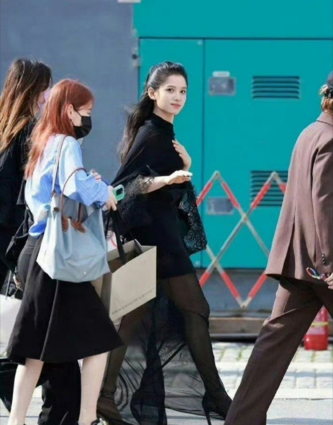 张婧仪的骨架也不是很大呀，比较修长。 