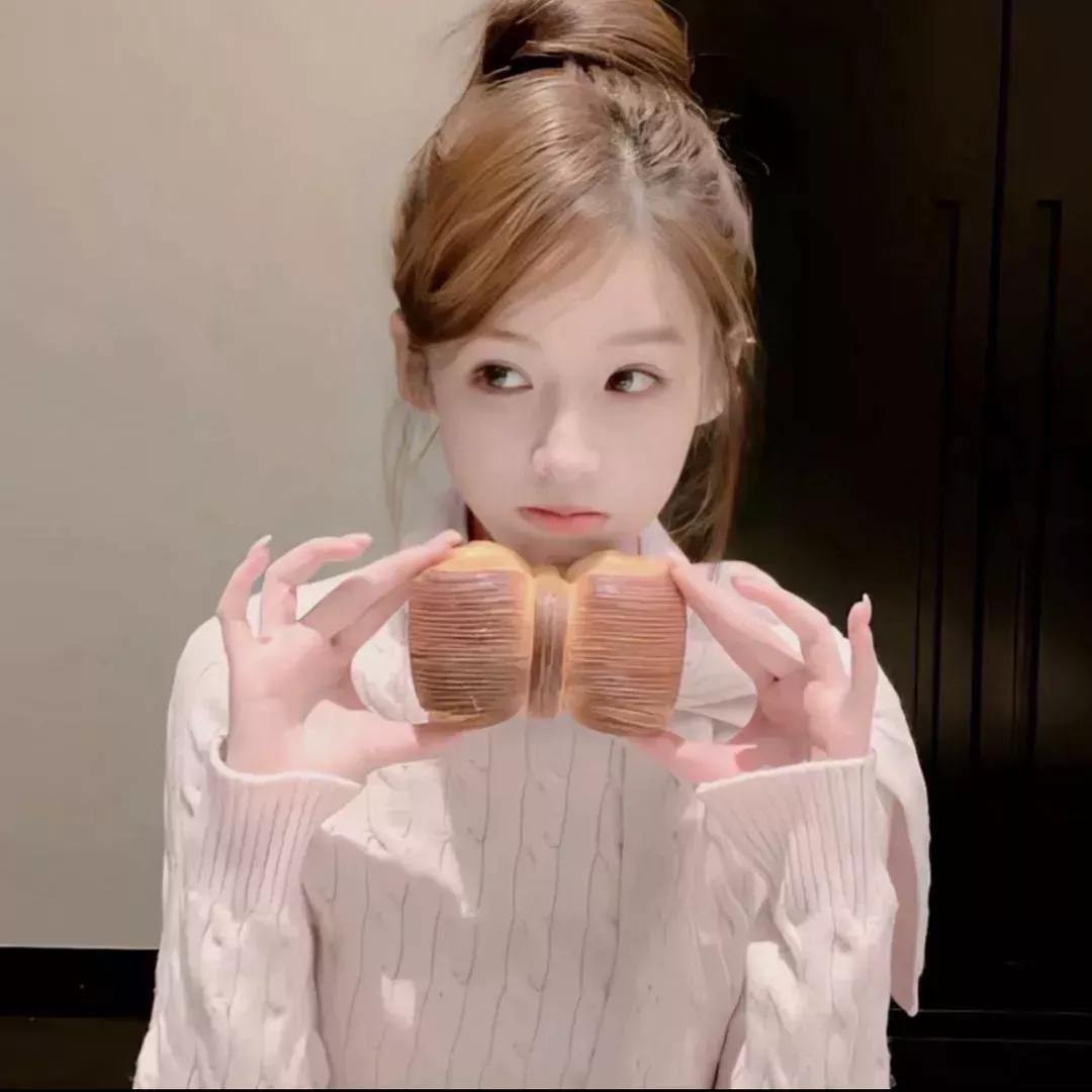 萌妹与巨型甜甜圈亲密互动，甜蜜爆棚！甜甜圈少女写真 甜甜圈出游 粉色甜甜圈女孩 