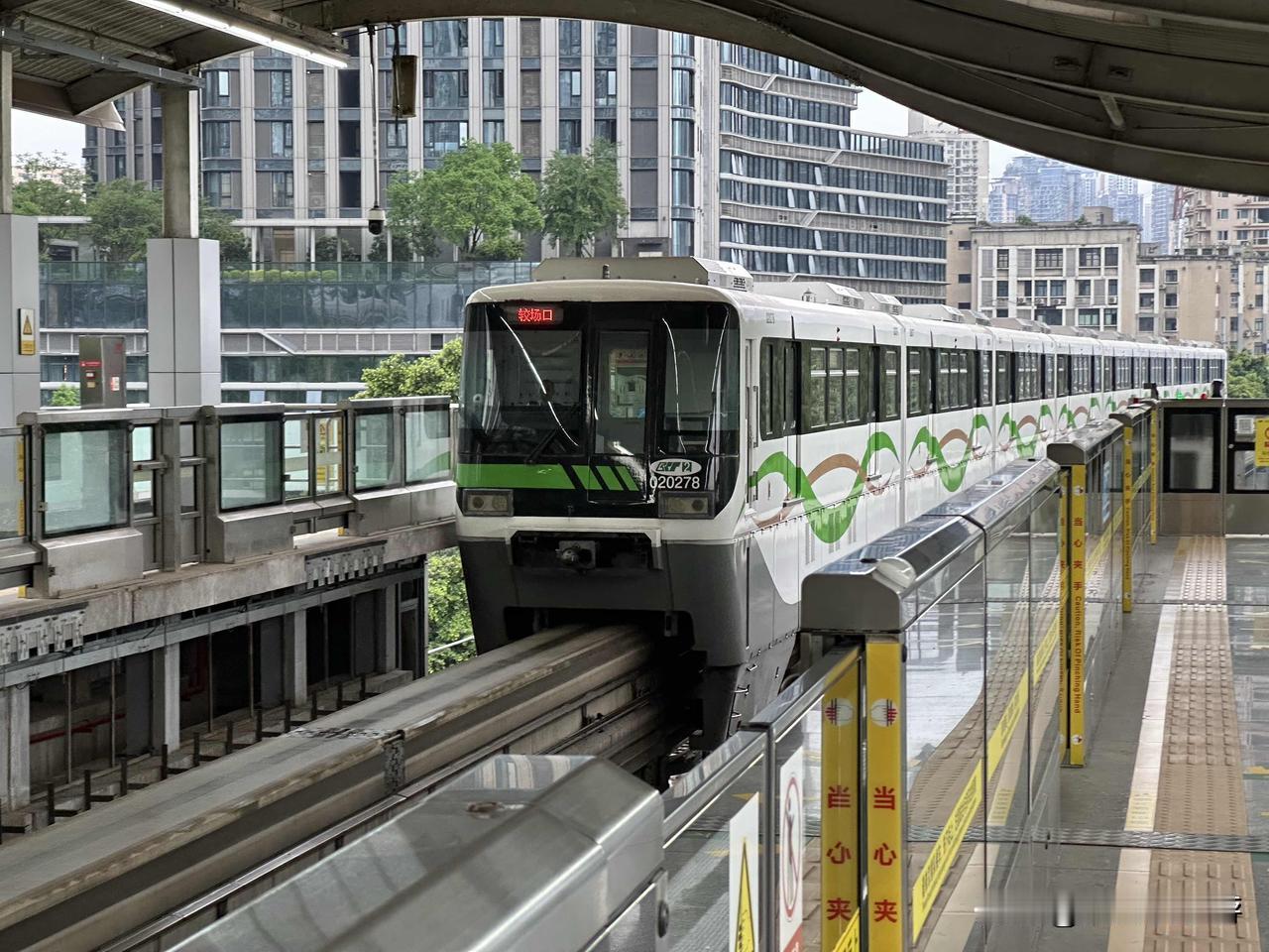 重庆旅游，动感十足，一定要Live起来啊！

尤其是重庆的轻轨，绝对是需要拍摄L