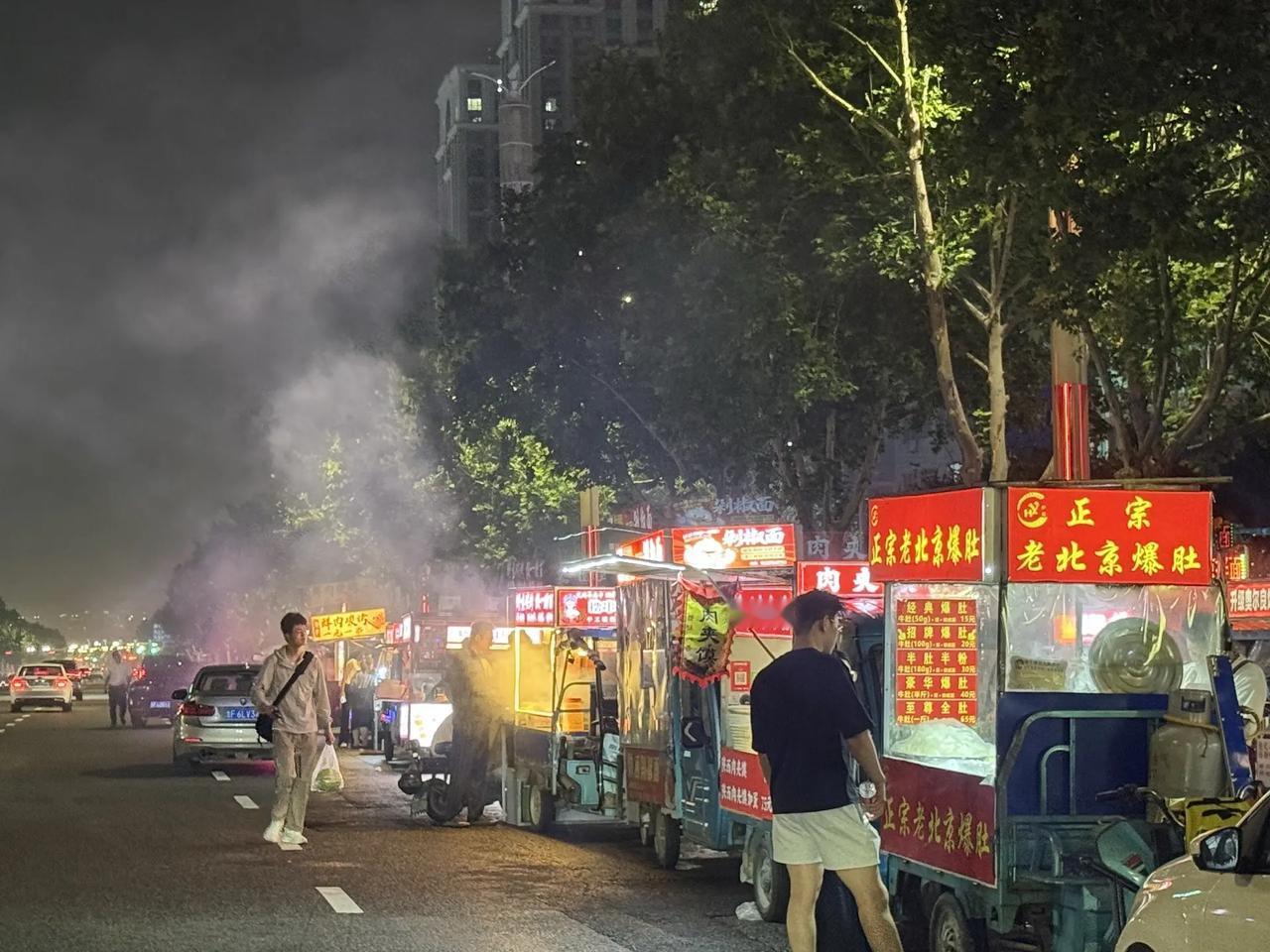 大晚上十来点钟了，没想到出来觅食的人还挺多的。夜市摆摊 地摊夜市