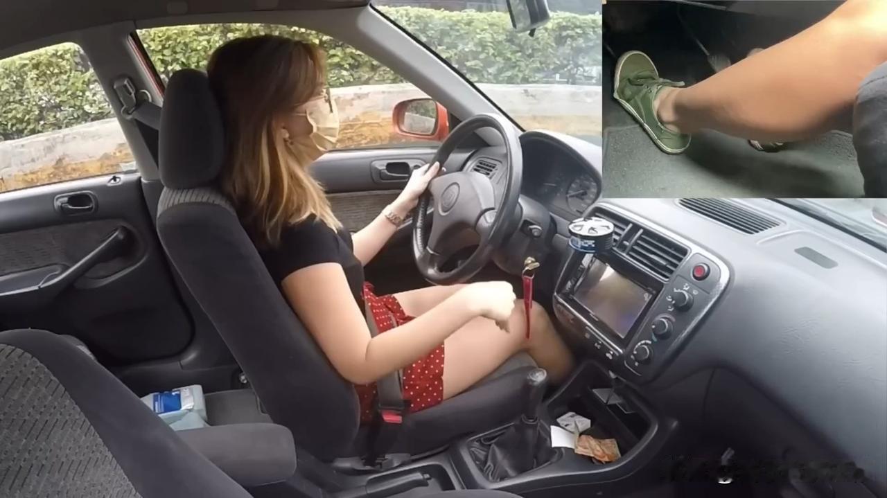 女子与老车：怀挡折叠屏，邂逅旧时光

在车水马龙的街头，一位女子驾驶着一辆老车缓