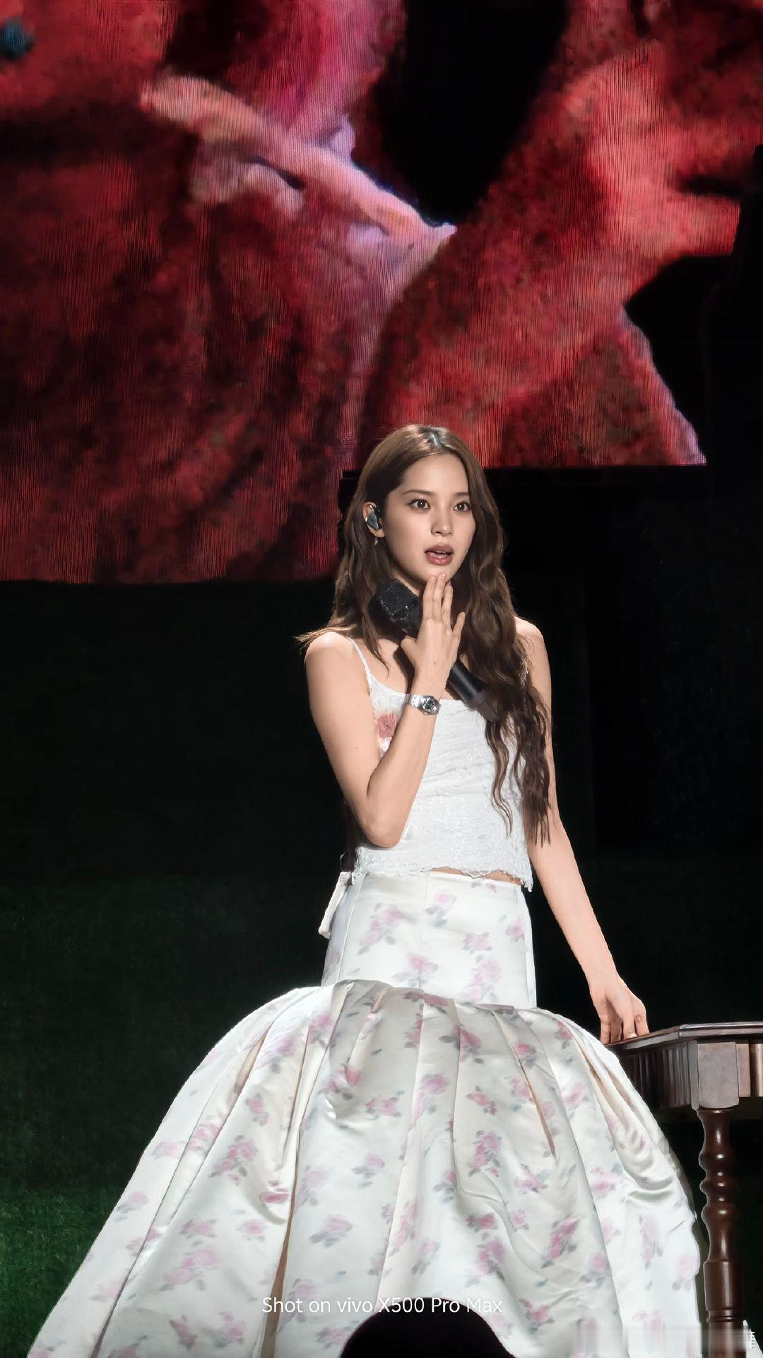流水的演唱会铁打的演唱会神器现场灯光色彩本身就很绝，手机一拍就容易颜色跑偏。X5