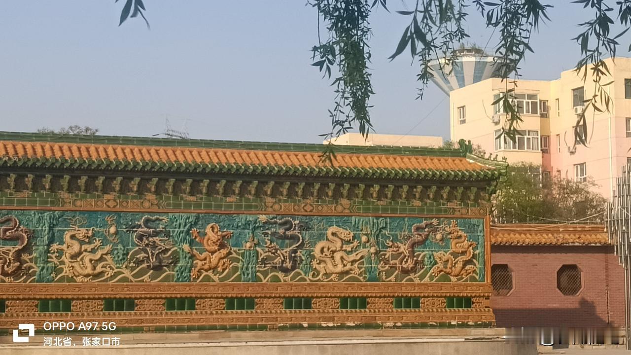 晴光暖透琉璃瓦，翠柳轻笼锦绣亭。
龙壁流金凝瑞气，闲庭坐享太平春。
 

 
垂