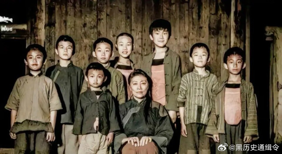八子出征无一人生还，老人临终无人照料后事，毛爷爷携子亲自为其送终，并授予“新杨家
