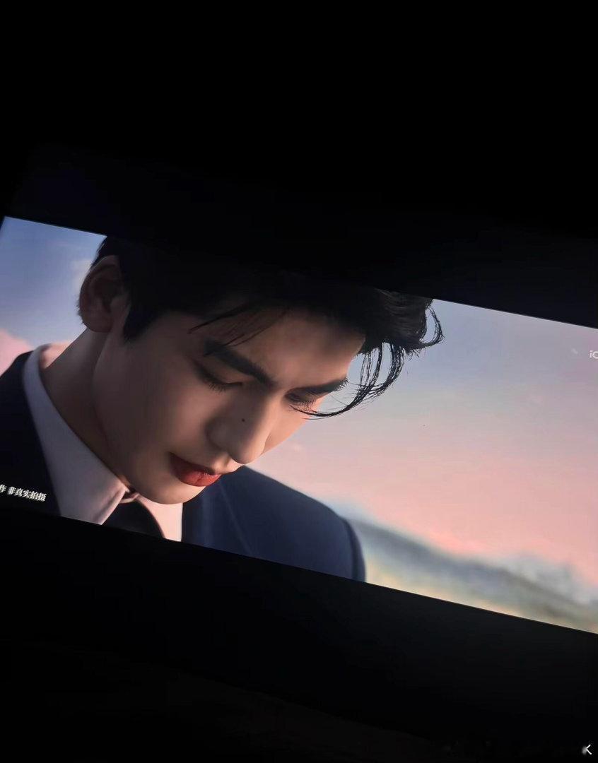原来慕容清峄这一生，自始至终都在被命运反复碾碎。幼时被养父得知并非骨肉，迎来的只