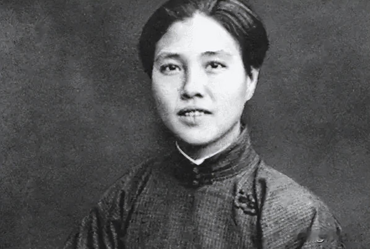 嘴被塞满砂石，她还在组织人逃跑；不是喊口号的人，是搭架子的人；临死前那张纸条写了