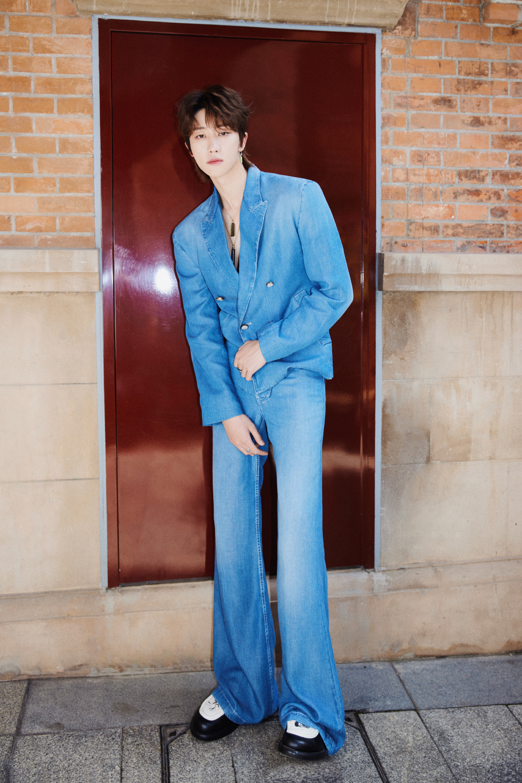 #徐明浩大秀出图# 蓝色牛仔夹克真空look，喇叭裤梦回巴黎……我直接斯哈斯哈！