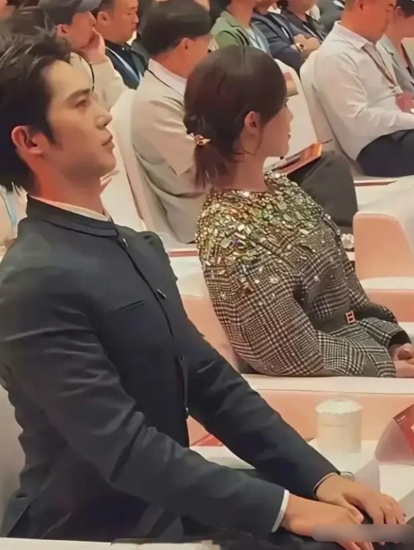 不怪旁边的小姐姐一脸尴尬，换我也是一样。 