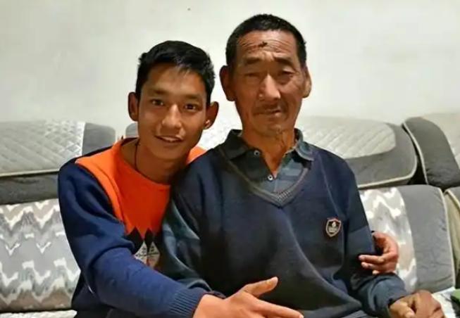 1991年，河南一对夫妻生下残疾儿子不想养，于是将儿子扔在草丛里。谁料，村里一个