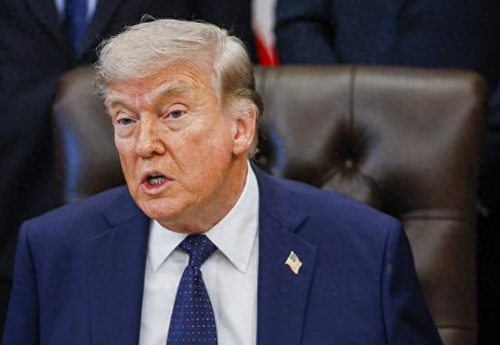 波斯湾火药桶再燃！特朗普放狠话死磕封锁，伊朗撂直接掀桌：敢玩海盗行径，就用前所未