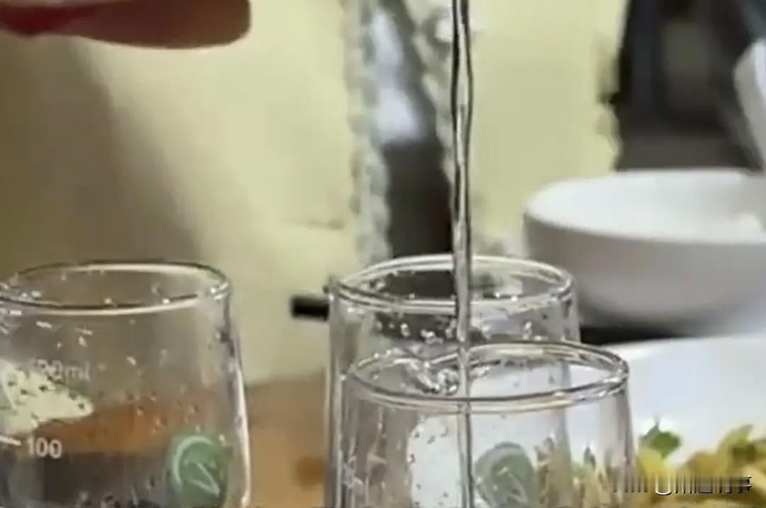 一杯酒下肚，可能就背上百万巨债了，老套路新骗局，过年了，兄弟姐妹们一定要留个心眼