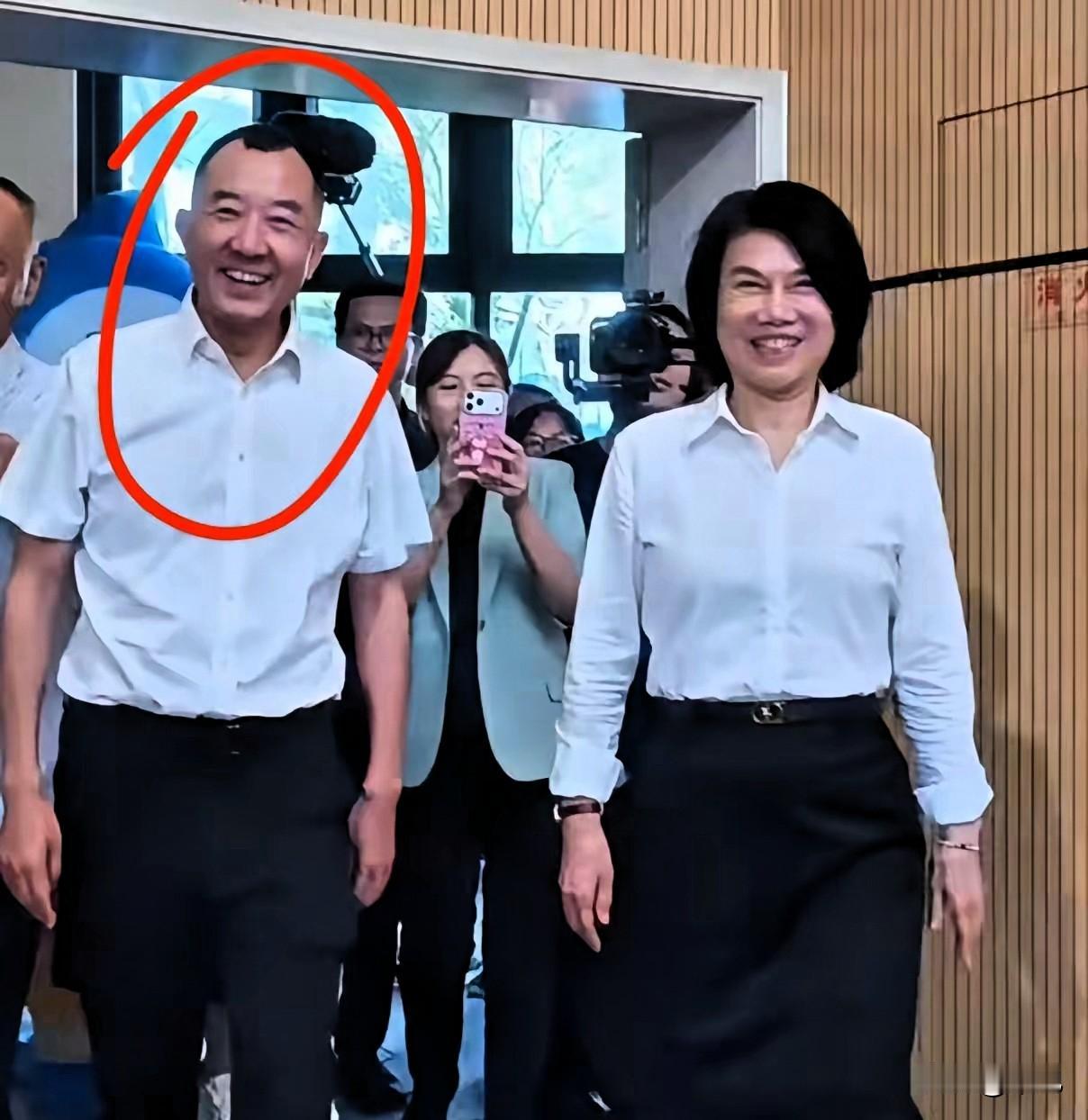 明眼人都看出来了，

董明珠为什么邀请陈行甲当校长？

​并不是看中了陈行甲的能