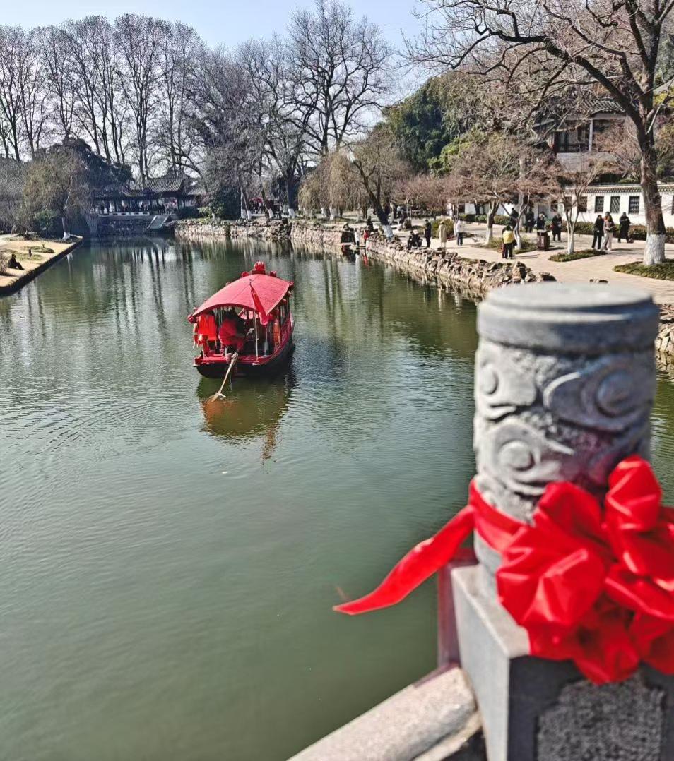 2. 舟行碧波上，风拂红绸飘，马年新春，赴一场江南水乡的欢喜之约。
3. 红妆点