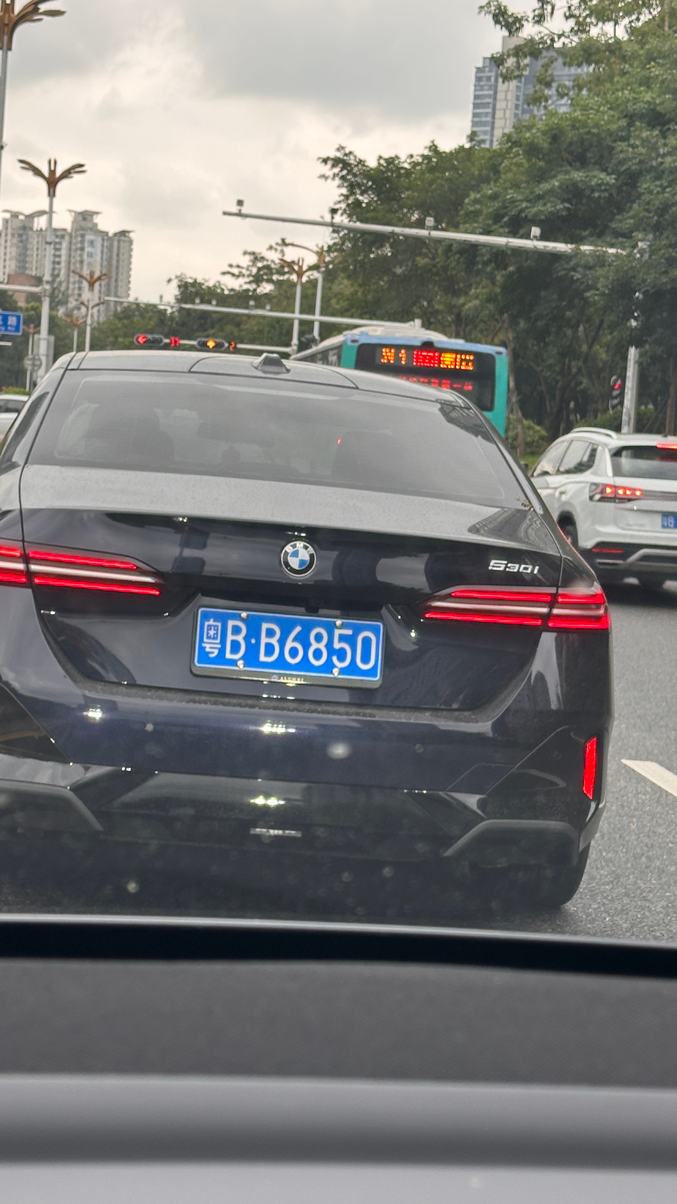 这代5系标轴真不多见，40万买运动版真是划算。当年买最后一批华晨标轴E60 53