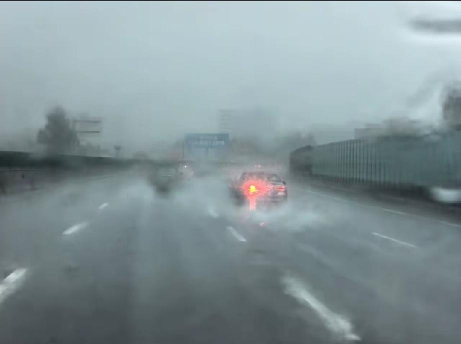 暴雨高速上千车乱开灯，唯独一位车主用对，很多人都做错了！
 
一场特大暴雨，刷出