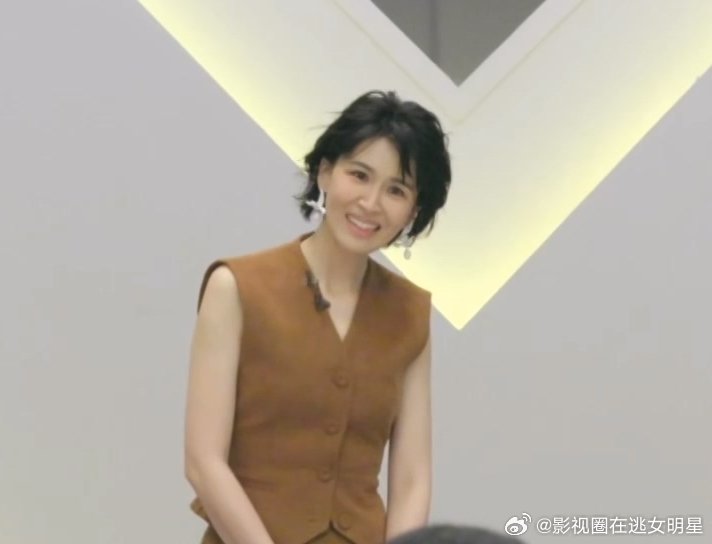 曾沛慈看黄灿灿wave的表情黄灿灿心选姐是曾沛慈黄灿灿发明的新词：心选姐~就是她