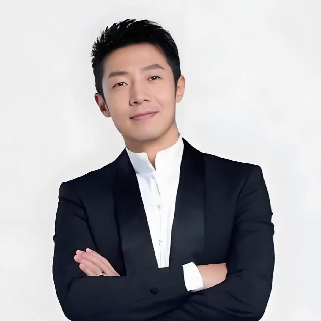 我最喜欢的央视主持人是撒贝宁。

他不仅有才情，而且十分幽默，格局也很大。

他