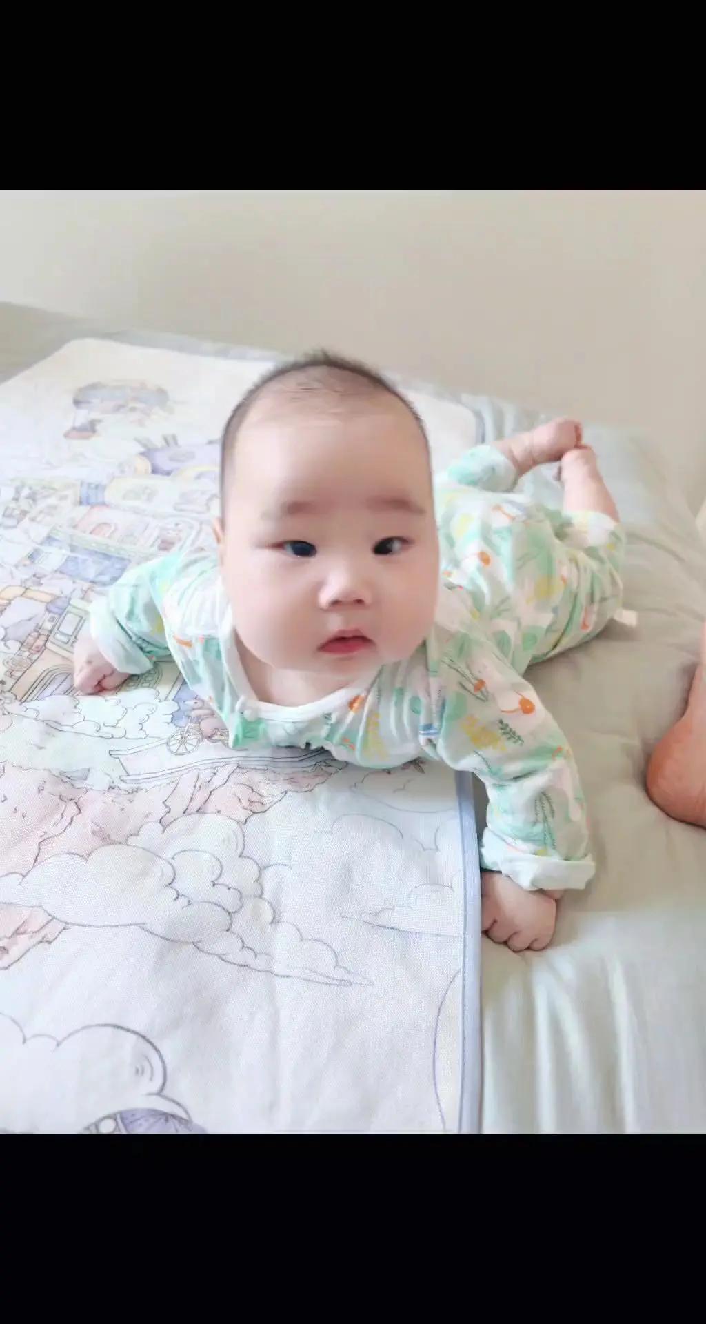 爷爷奶奶，你们看我可爱吗？我看你们也挺可爱的呀！