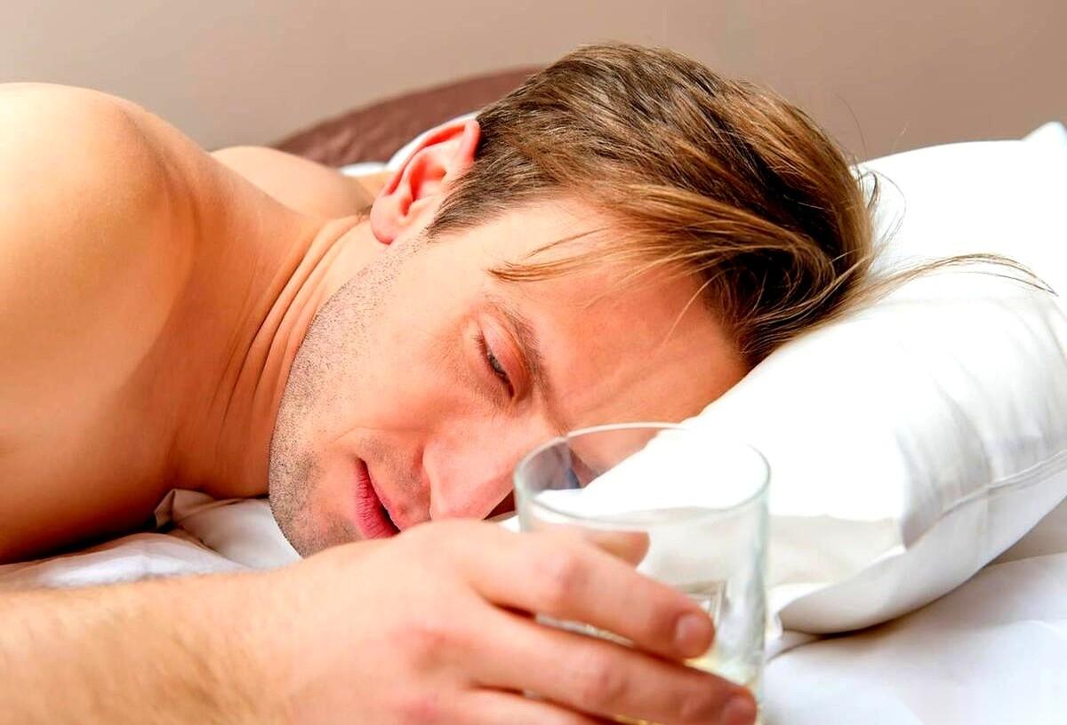 一个常年泡在酒局里的男人，有一天，真把酒杯放下了。
饭桌上，别人劝酒，他端着茶杯