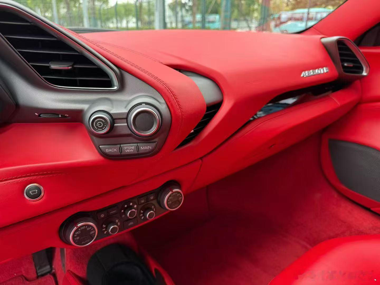 法拉利488 GTB 寻伯乐、17年出18年上牌，红红配色，三大件，12000公