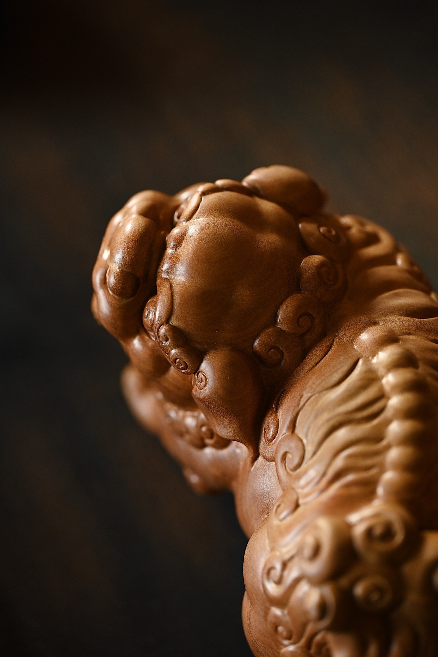 老山檀 | 瑞狮木质坚实细腻，色泽温润醇厚，天然香韵绵长。瑞兽昂首挺胸，双目圆睁