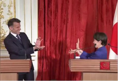 高市早苗又火了！4月1号，法国总统马克龙到访日本，与高市早苗共同出席媒体见面会！