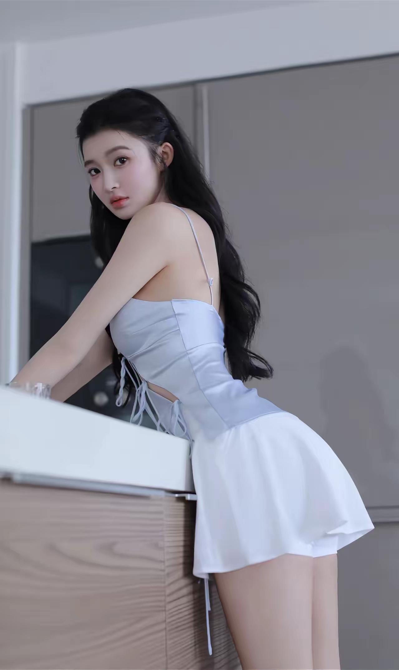 浅蓝吊带裙勾勒出柔美线条，回眸瞬间眼神清澈，纯欲风拿捏得恰到好处，每一帧都美到心