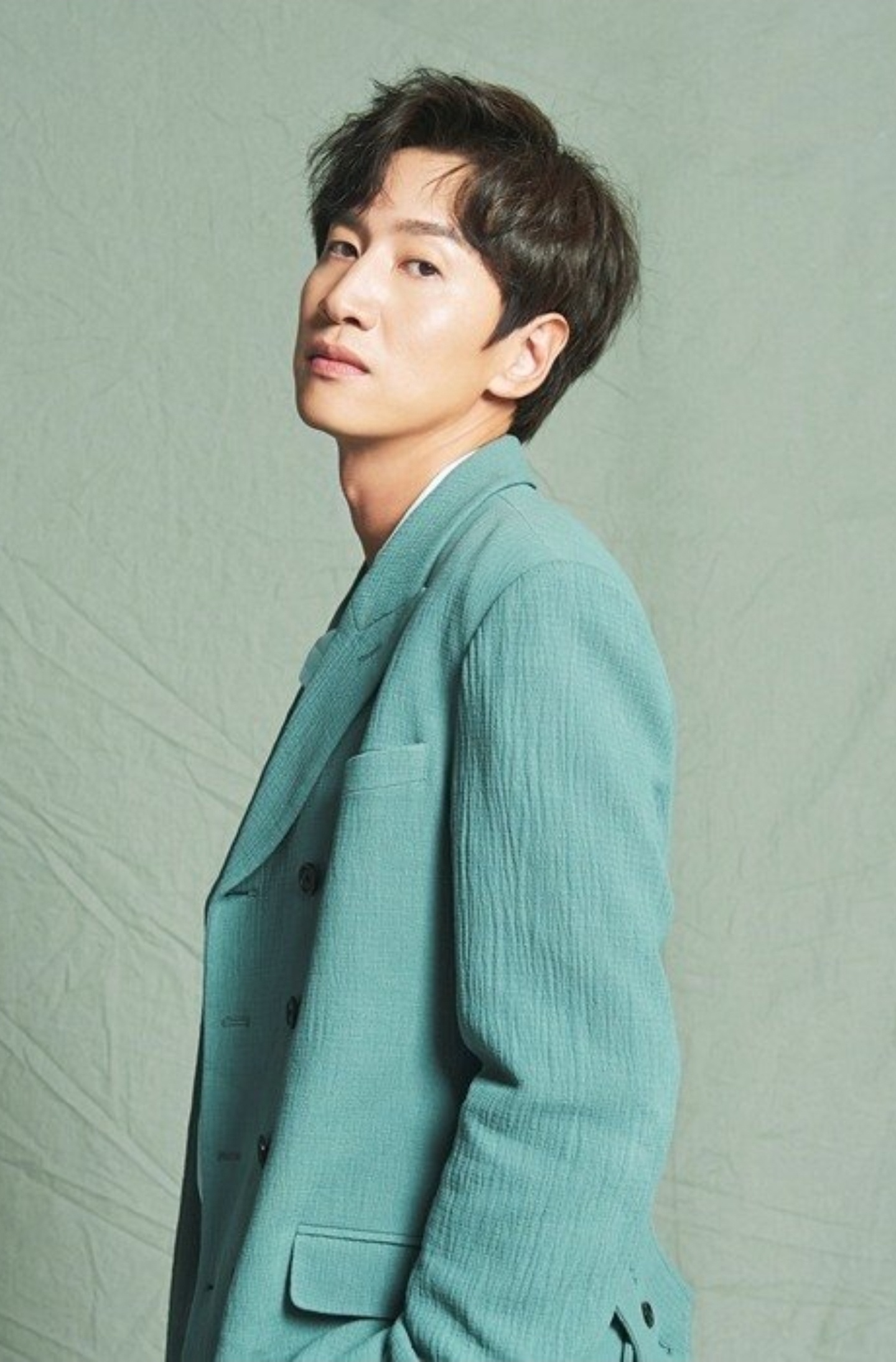 王一博那个益生菌广告的蓝色毛衣造型，第一眼居然有点撞脸李光洙。淡蓝色针织毛衣软乎