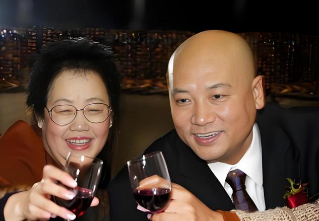 迟重瑞说："我夫人她是个满族人，满族人规矩特别大、特别多，一大家子天天一起吃饭，