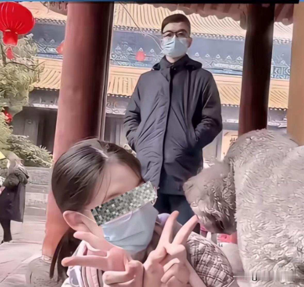 朱女士女儿开开心心站前面拍照，
爸爸眼里没有一点父爱的影子，
这时候心里说不定在