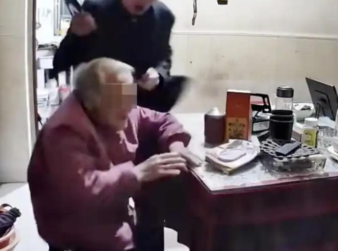 越是了解常州92岁老人被儿子殴打事件，我越是感觉到脊背发凉！
起初我以为这位老人