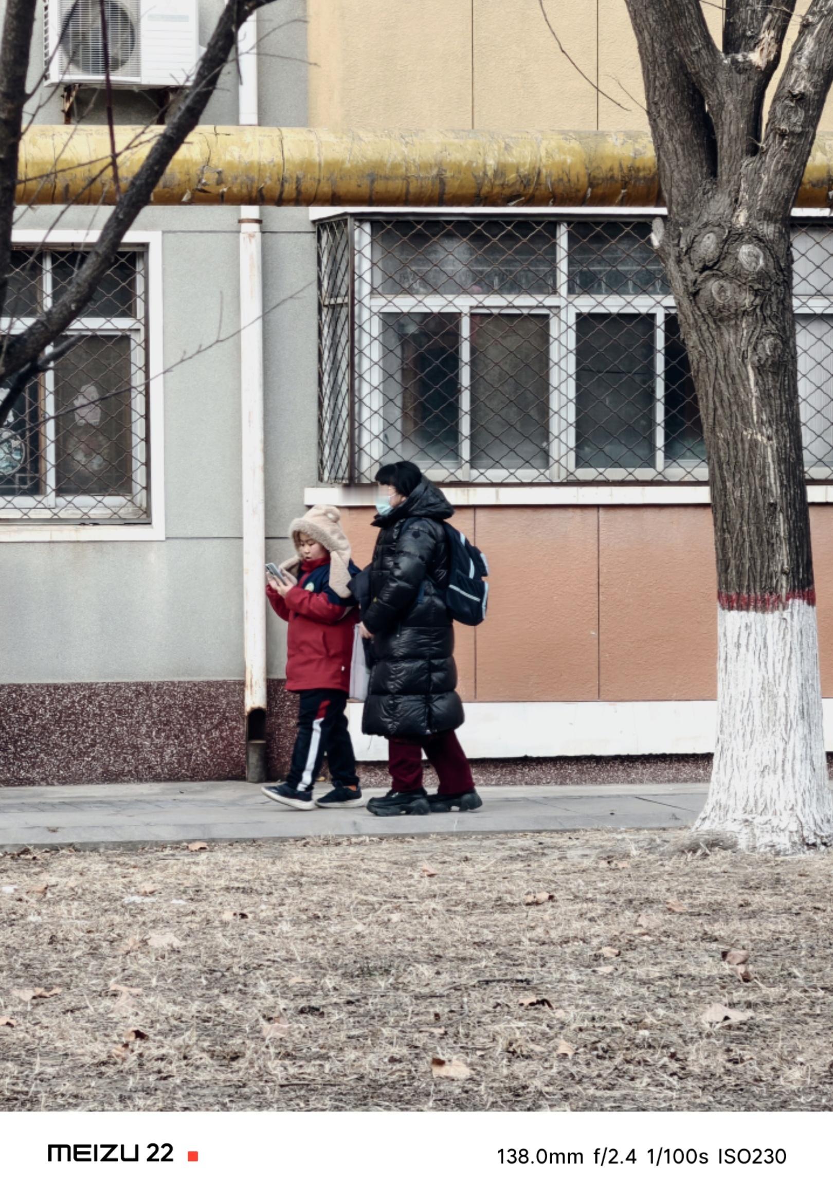 不知道是不是时间过去太久的原因，我现在想起小时候很多事情，都是一种饱和度很低的画