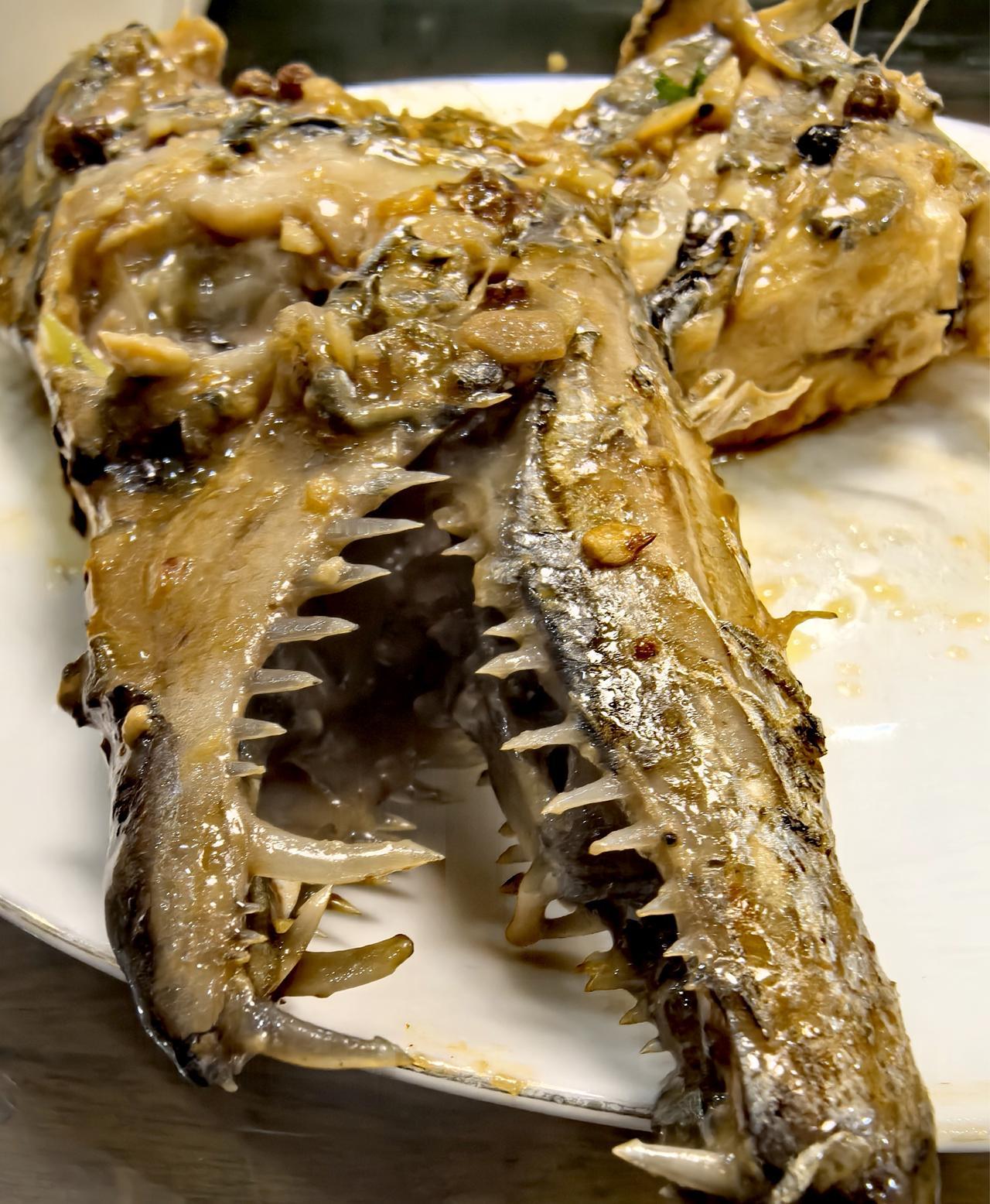 每天分享一句人生感悟银鳞出水玉盘雪，慢火清蒸佐醋姜。箸尖未动香先醉，一口鲜甜慰时