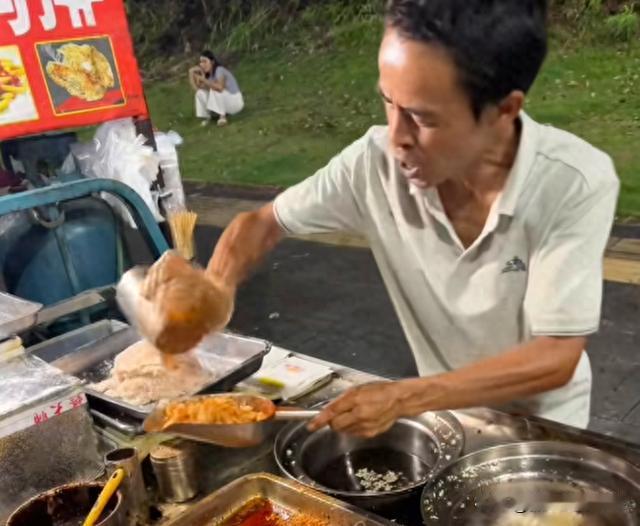 鸡排哥爆火两月后现状：全国巡炸累到撞玻璃，6元定价坚守不涨价

今年9月，景德镇