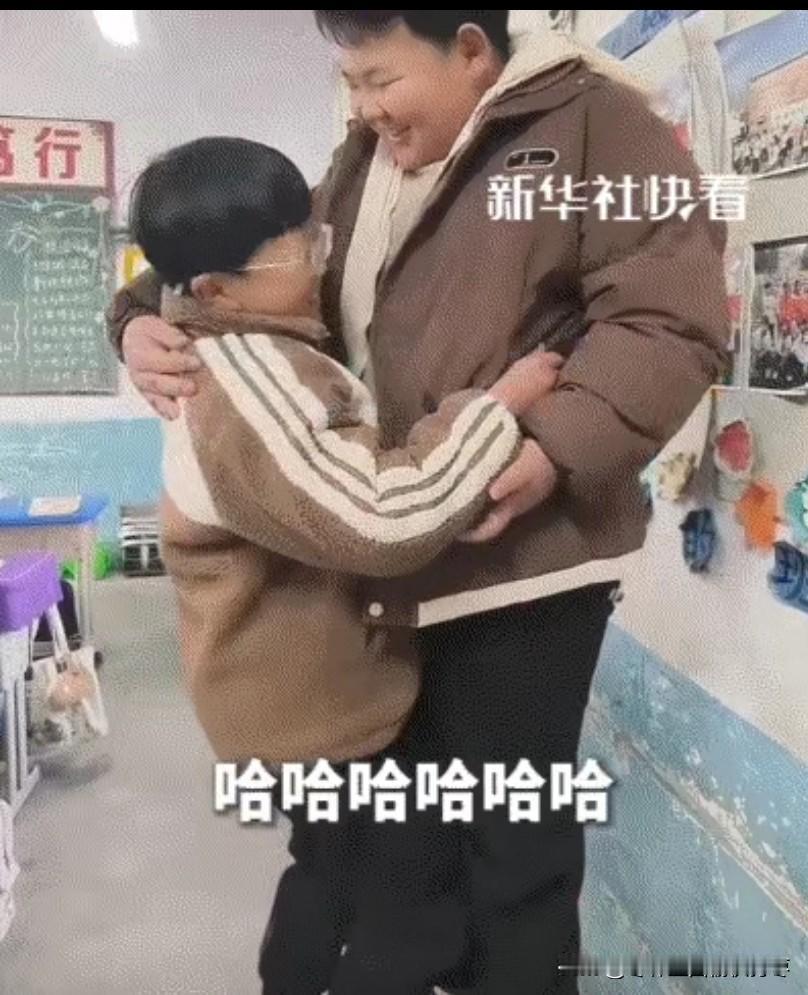 河南，一小学班级里的两个男生闹矛盾，老师得知情况后调解二人过程中，二人却拉不下“