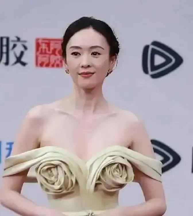 别再让女星“装嫩”了。今年戛纳，穿西装衬衫的45岁女星，抢光了深V礼服的镜头。