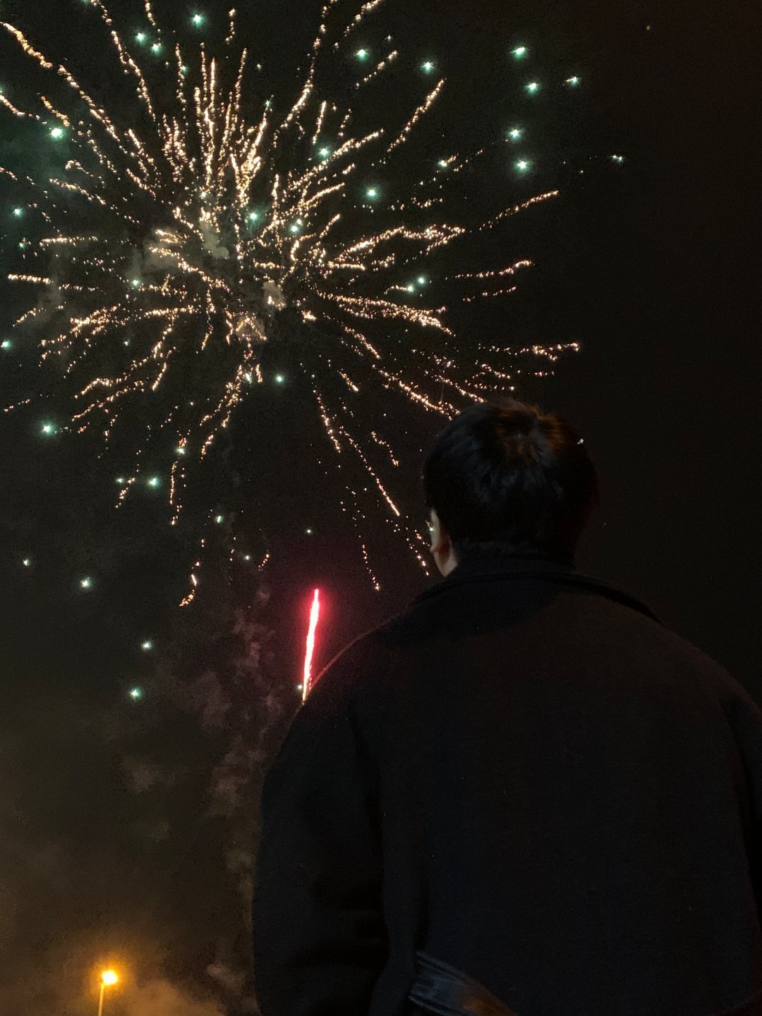 放烟花放嗨了，今天比赛先轮休半场