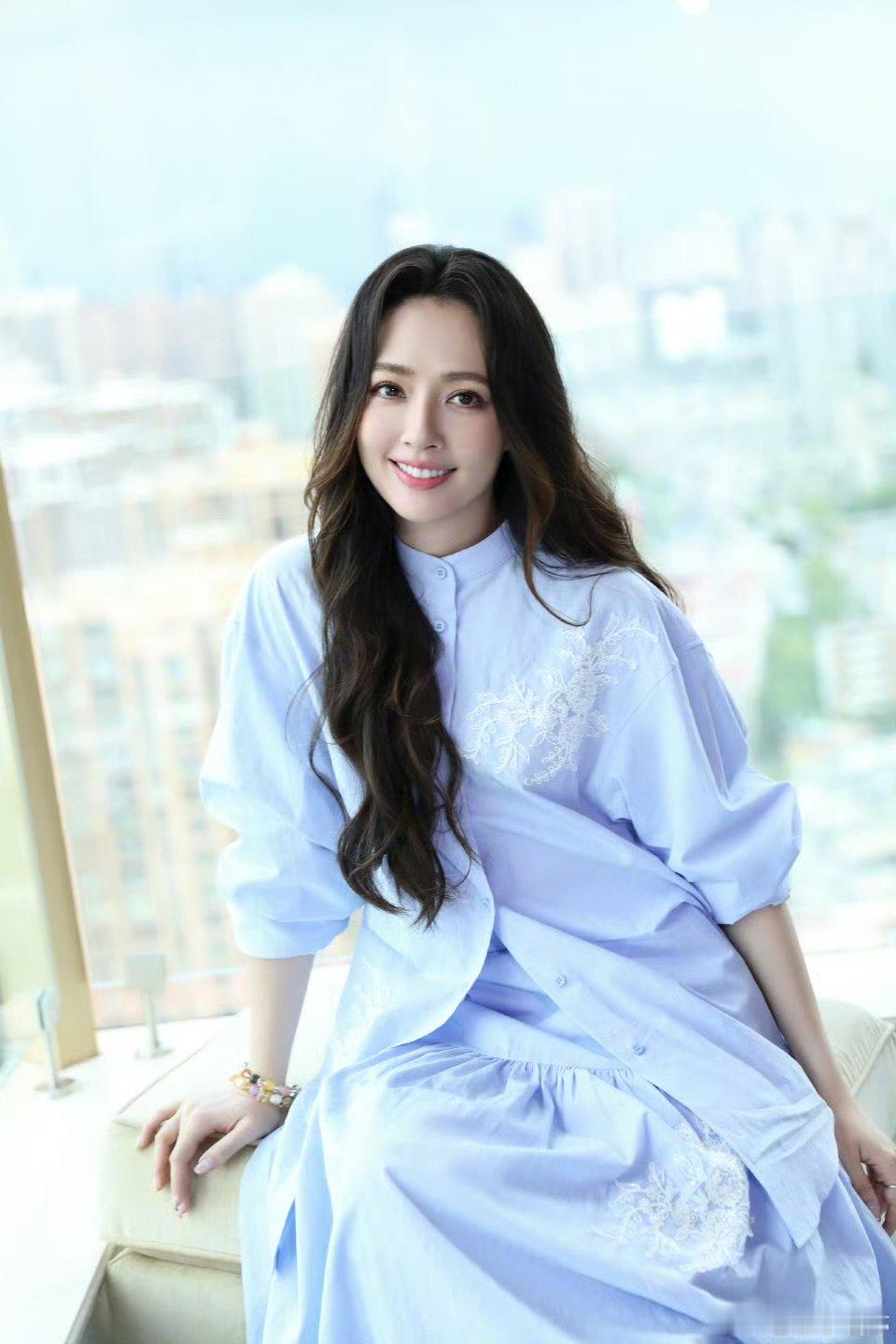 郭碧婷 嫁入豪门的发质 救命！郭碧婷的黑长直也太绝了，发质丝滑到反光，亲和温柔的