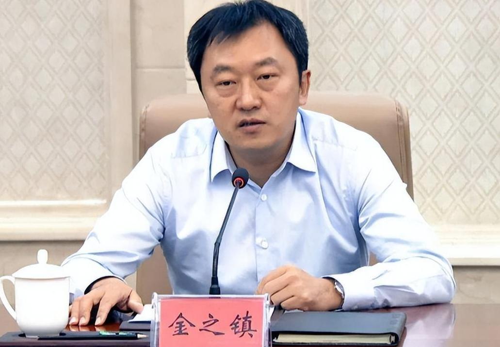 新疆政协原副主席金之镇被双开，这也是副省部级“老虎”，今年56岁的他，长期深耕新