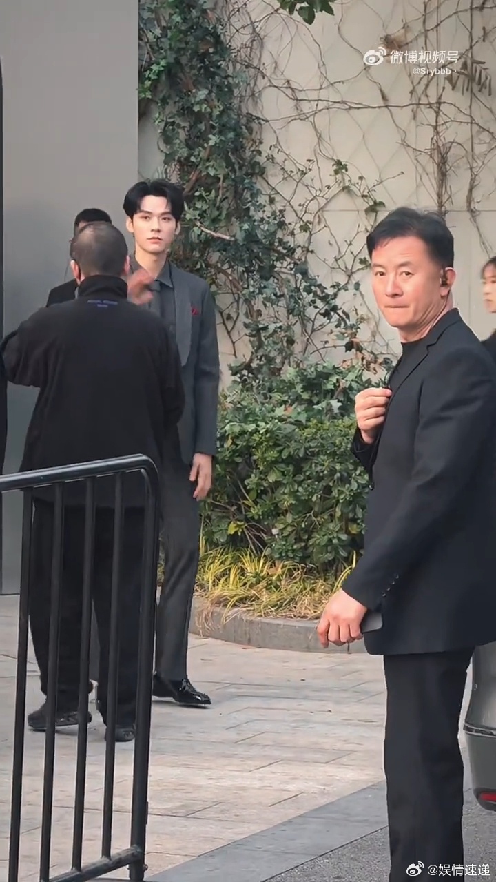 龚俊竖纹西装龚俊上海活动造型可以 