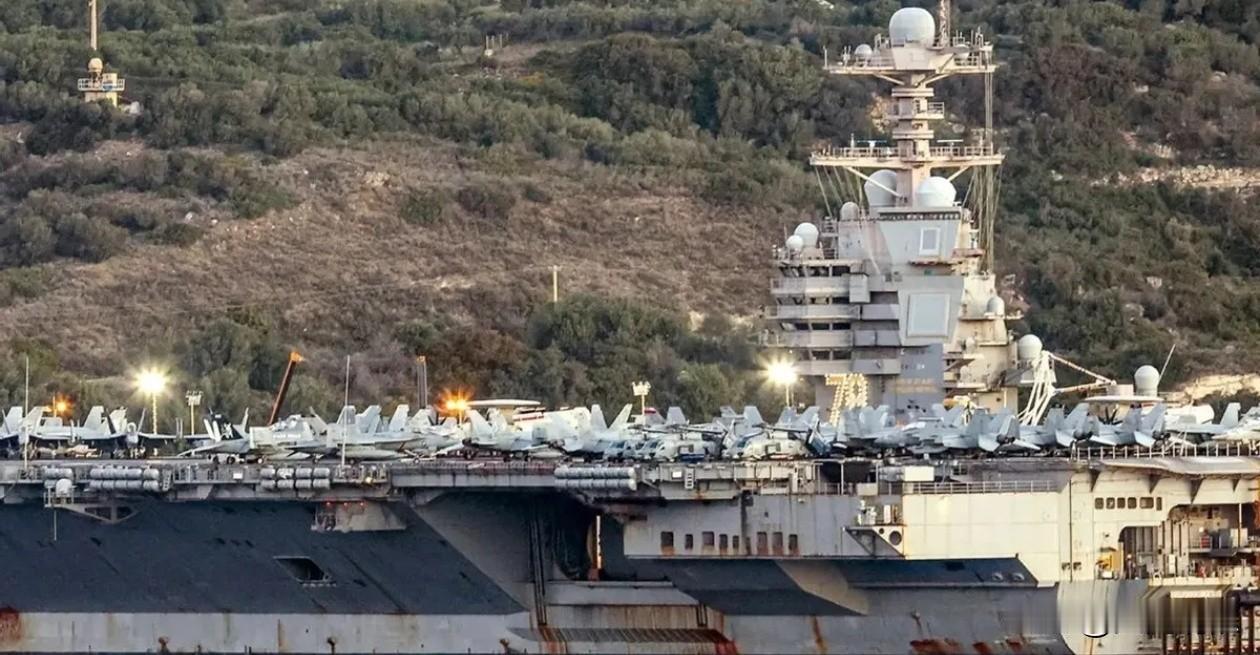 “15天，要么跪下签字，要么开战。”

特朗普这通牒下得，真有那味儿了。

甚至