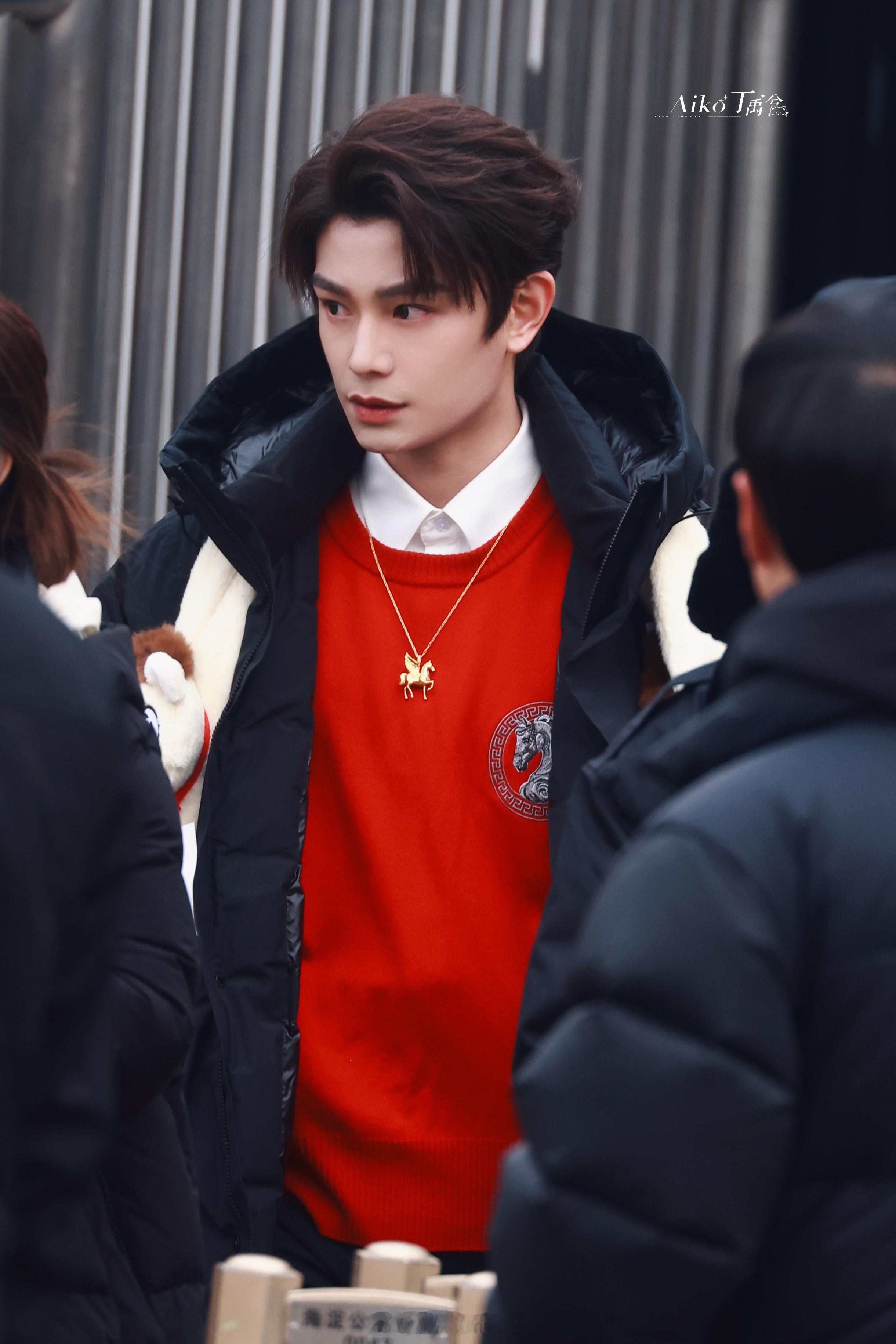 丁禹兮2026央视春晚联排下班路透，真的好帅呀！2026央视春晚首次联排