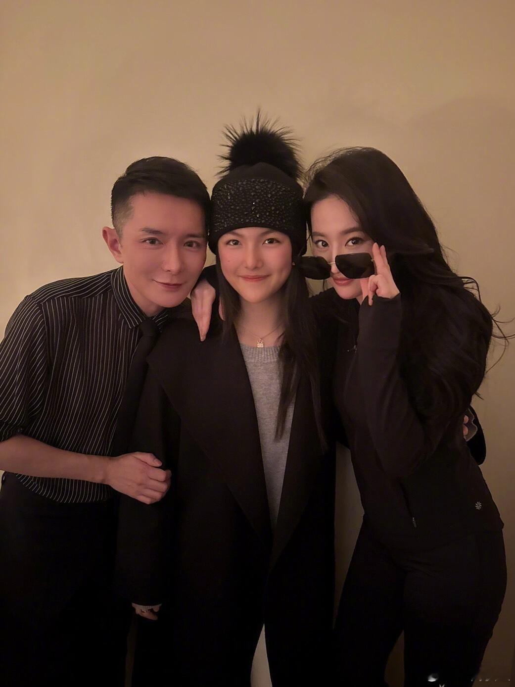 刘亦菲李现王诗龄刘冲合照 李湘带着王诗龄跟刘亦菲李现一起过圣诞了李湘在富养女的赛