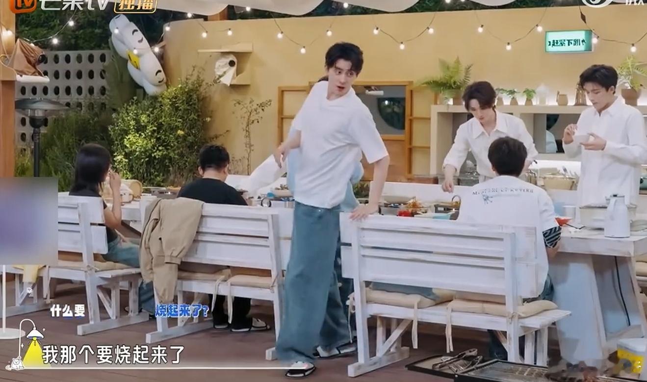 敖瑞鹏邪恶鱿鱼须计划敖瑞鹏烤鱿鱼须分心烤焦，想靠黑胡椒救场，结果味道怪得很，这操