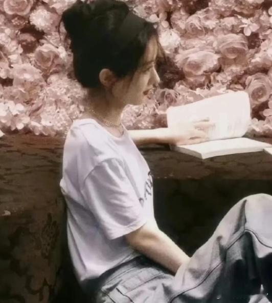 这是赵丽颖的侧脸，美的让人移不开眼睛。一张糊图都能看出她的美貌，不知道为什么还有