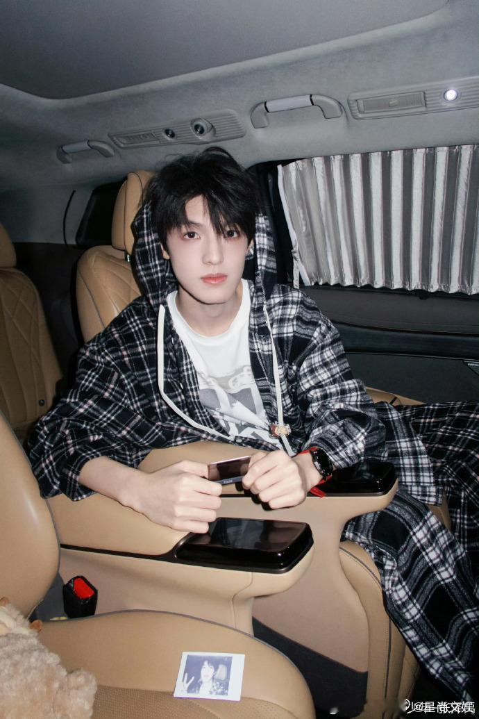 张泽禹男友风拍立得 张泽禹的贴心之举，用拍立得传递专属宠溺，爱意满满。 