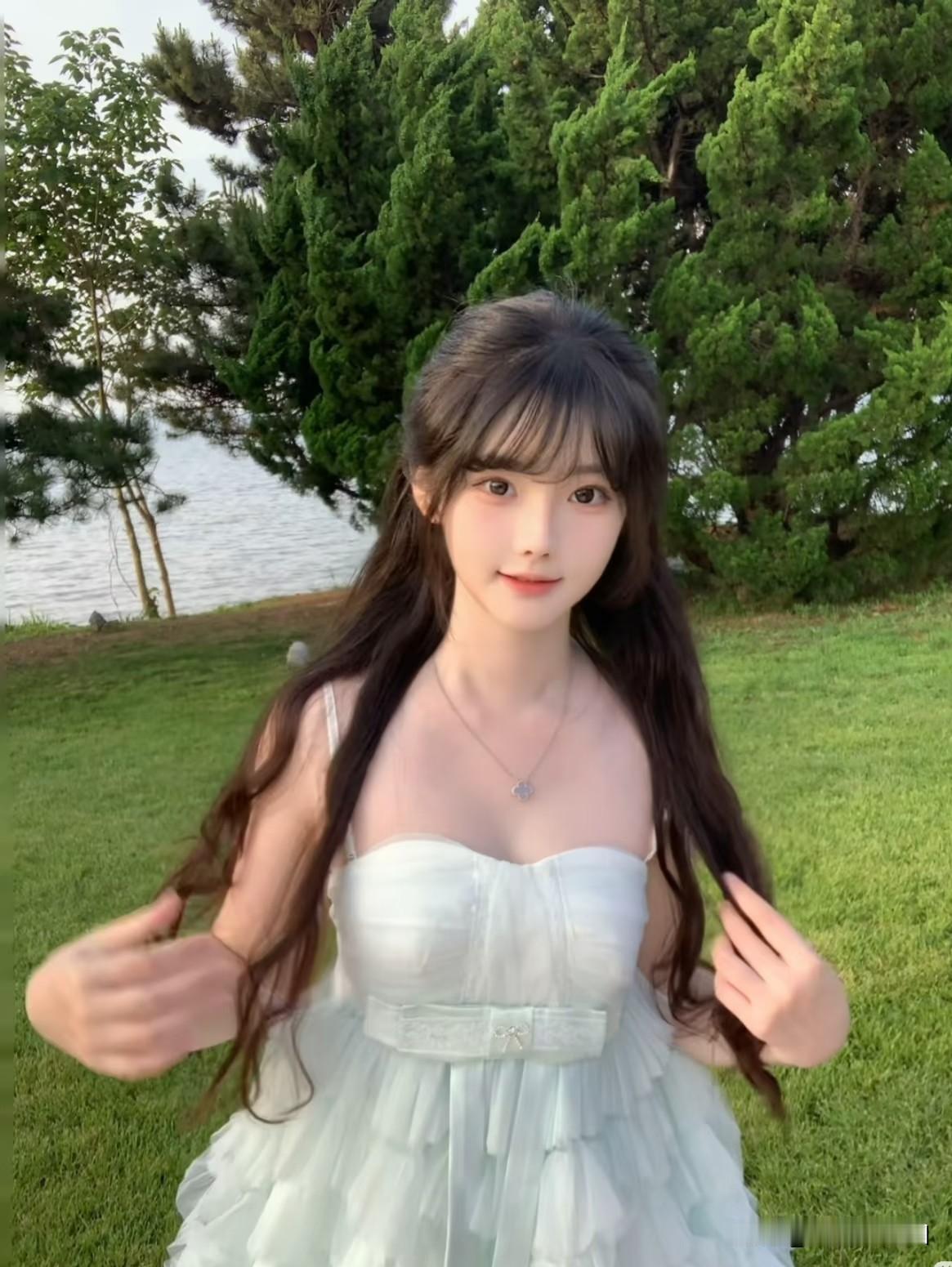 这姑娘在湖边拍自拍呢！