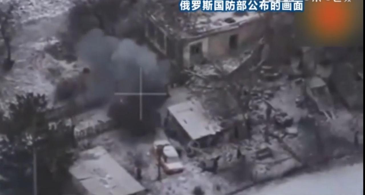 俄罗斯国防部公布的画面中，打击现场硝烟弥漫，建筑与车辆损毁严重。与此同时，乌军也