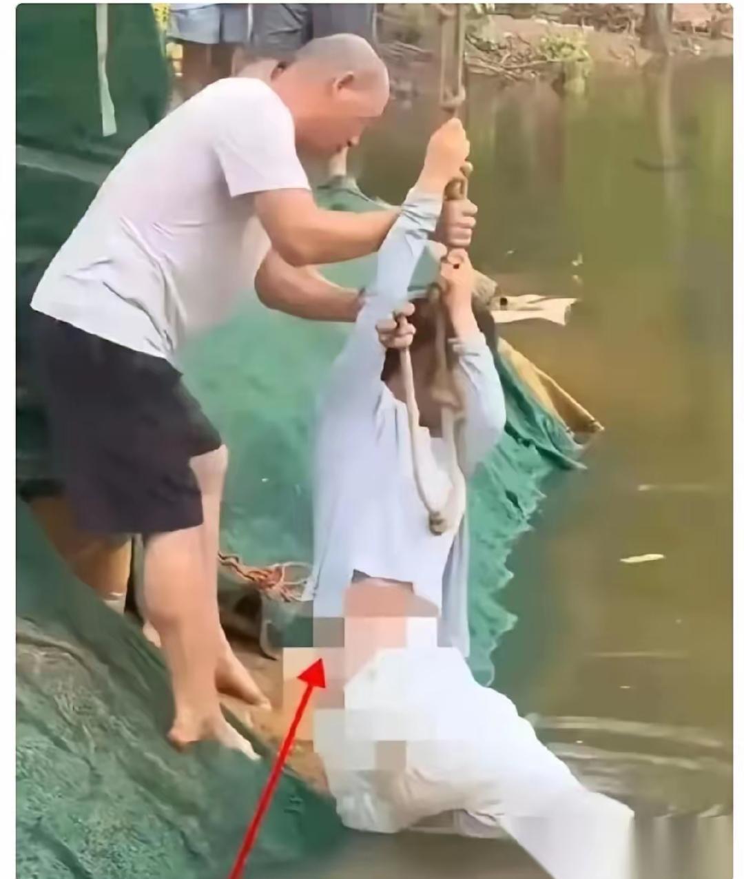 最近在五台山，一个落水女孩被救上岸时裤子脱落，下身的纱裙根本挡不住什么，女孩只能